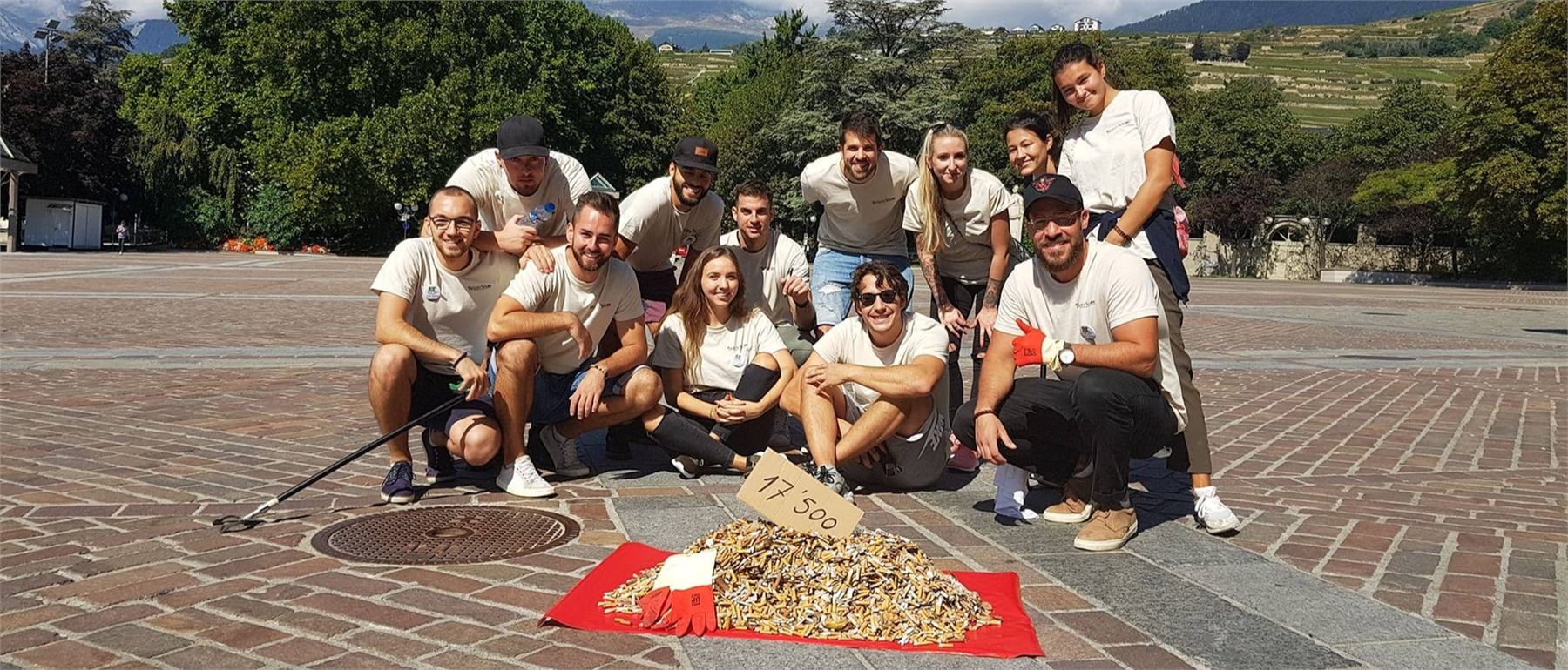 L'équipe de The Lucky Wagon après une journée de ramassage de mégots sur une place en Valais